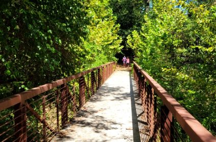 houston-arboretum-nature-center-tx-77024-scenery-walkway