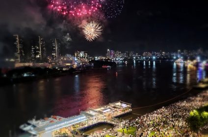 bach-dang-wharf-park-in-ho-chi-minh-city-vn-700000-firework