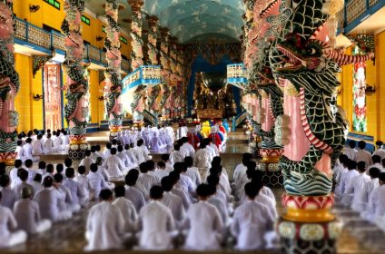 cao-dai-holy-see-temple-in-tay-ninh-vn-840000-ceremony