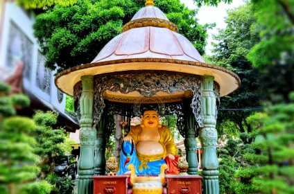 one-pillar-pagoda-in-ho-chi-minh-city-vn-700000-buddha-statue