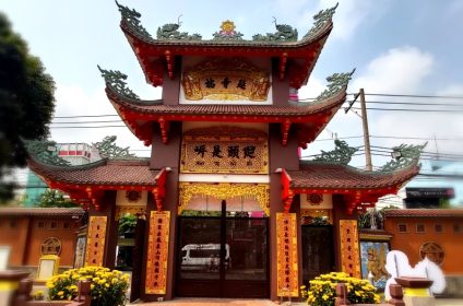 one-pillar-pagoda-in-ho-chi-minh-city-vn-700000-entrance