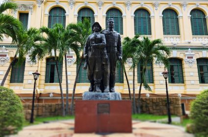 saigon-central-post-office-in-ho-chi-minh-city-vn-700000-statue