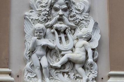 saigon-opera-house-in-ho-chi-minh-city-vietnam-statue