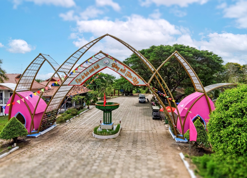 tan-lap-floating-village-in-long-an-850000-mekong-delta-exterior