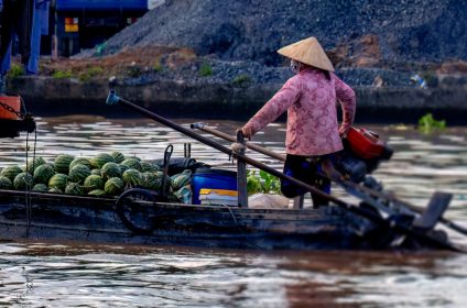 cai-rang-floating-market-in-can-tho-900000-mekong-delta-vender