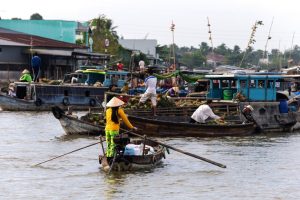 cai-rang-floating-market-in-can-tho-900000-mekong-delta-vender