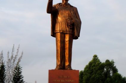 ho-chi-minh-monument-in-can-tho-900000-mekong-delta-statue
