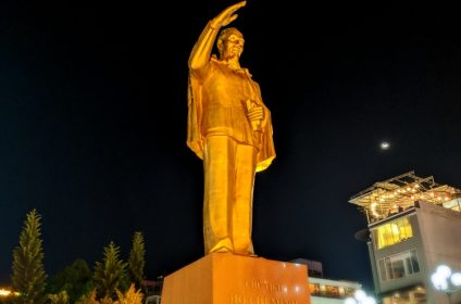 ho-chi-minh-monument-in-can-tho-900000-mekong-delta-statue