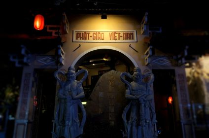 phat-hoc-buddhist-temple-in-can-tho-900000-mekong-delta-scenery