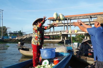 phong-dien-floating-market-in-can-tho-900000-mekong-delta-venders