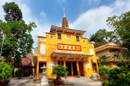 phuoc-hau-pagoda-in-vinh-long-890000-mekong-delta-facade