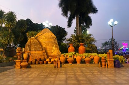 vinh-long-city-square-in-mekong-delta-890000-exhibit